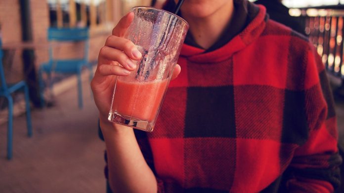girl-smoothie-959115_1280