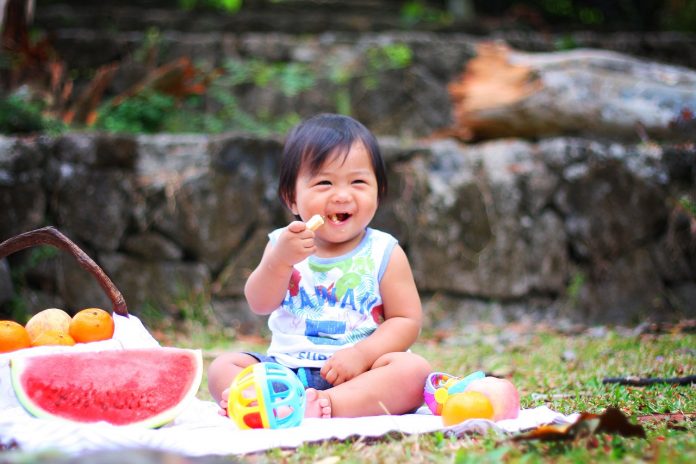 child-eating-1566470_1280